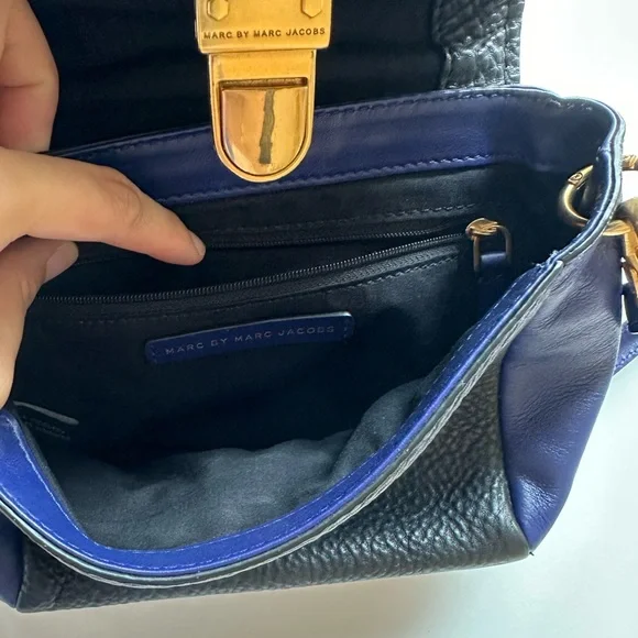 [SOLD] Like new Marc Jacobs Crossbody Bag Two Tone - Picture 4 of 13